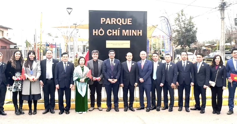 La délégation de Hanoi Monument du Président Ho Chi Minh au parc éponyme dans l’arrondissement Cerro Navia à Santiago. Photo : VietnamPlus.