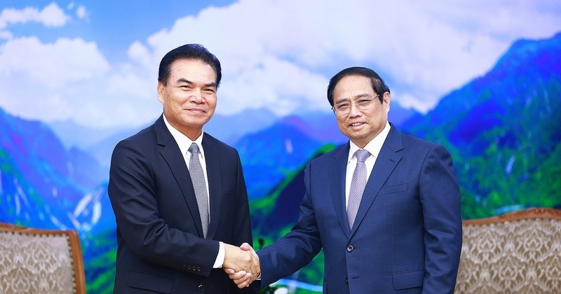 Le Premier ministre vietnamien Pham Minh Chinh (à droite) a reçu ce lundi 19 août à Hanoi le ministre lao du Plan et de l'Investissement, Phet Phomphiphak et président du Comité de coopération Laos-Vietnam. Photo : VNA.