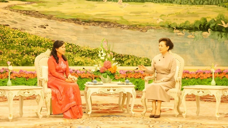 Madame Ngô Phuong Ly et Madame Peng Liyuan à une cérémonie du thé. Photo : nhandan.vn