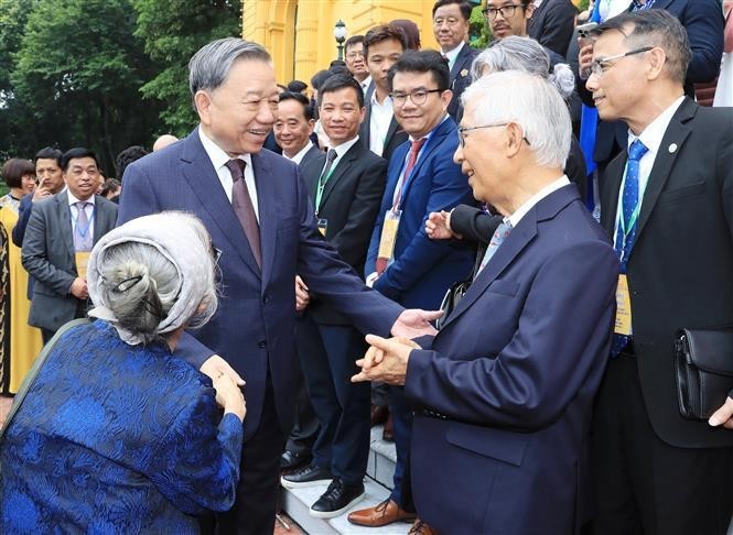 Le Secrétaire général du Parti et Président Tô Lâm rencontrent des Vietnamiens résidant l’étranger. Photo : VNA.