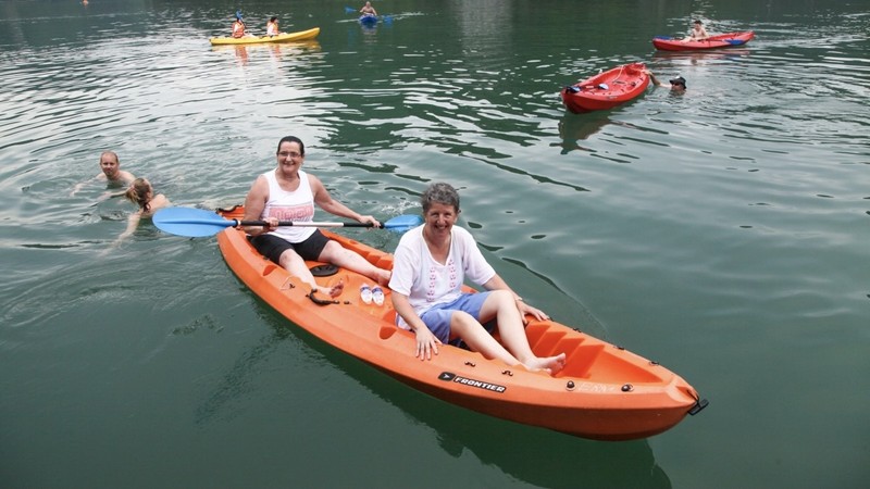 Les visiteurs australiens visitent le Vietnam. Photo : VOV.