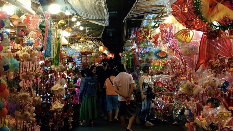 Des rues de lanternes animées attirent un grand nombre de visiteurs. Photo : VOV.