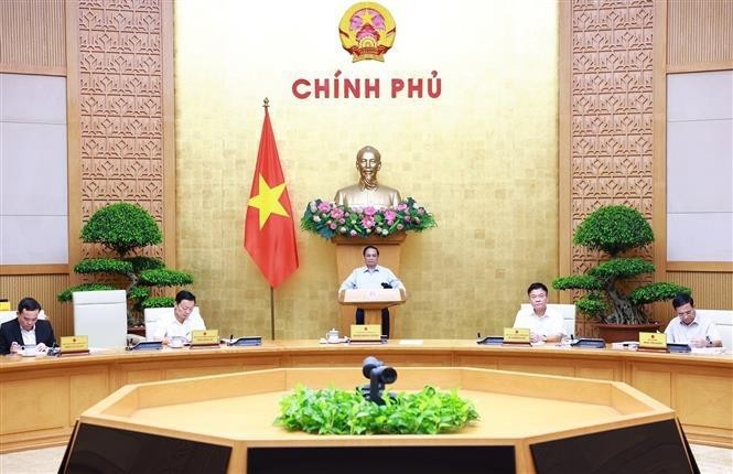 Le Premier ministre Pham Minh Chinh (centre) lors de la réunion du gouvernement consacrée au travail législatif, à Hanoi, le 24 août. Photo: VNA