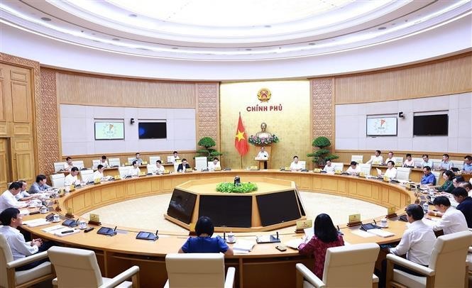 Le Premier ministre Pham Minh Chinh (centre) lors de la réunion du gouvernement consacrée au travail législatif, à Hanoi, le 24 août. Photo : VNA.