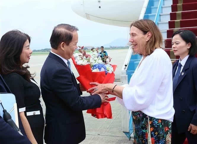 Le Présidente de la Commission juridique de l’Assemblée nationale, Hoang Thanh Tung, accueille la présidente du Sénat australien, Sue Lines, à l’aéroport international de Nôi Bai, à Hanoi, le 24 août. Photo : VNA.