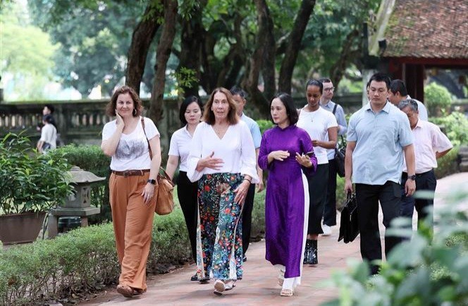 La Présidente du Sénat australien Sue Lines, accompagnée de sa délégation, visite le Temple de la Littérature à Hanoï. Photo : VNA.