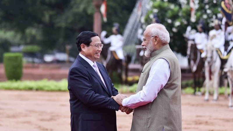 Le Premier ministre indien Narendra Modi accueille le Premier ministre Pham Minh Chinh lors de la visite d'État en Inde effectuée du 30 juillet au 1er août. Photo : baoquocte.vn