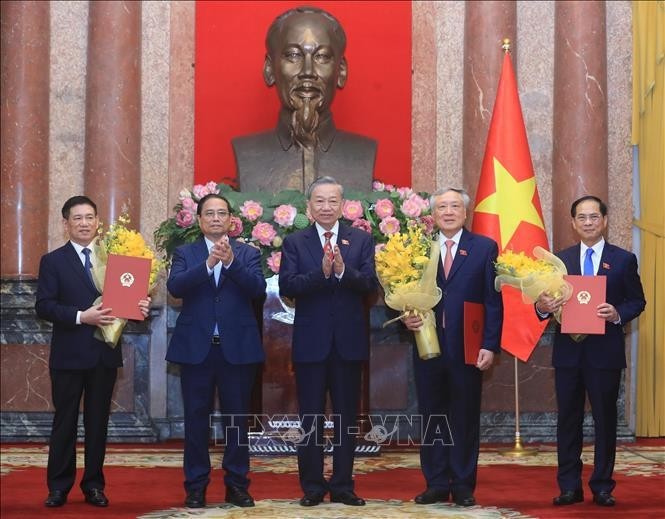 Le Secrétaire général du Parti et président vietnamien, To Lam (au milieu), le Premier ministre Pham Minh Chinh (2e à partir de la gauche), et les vice-Premiers ministres Nguyen Hoa Binh, Bui Thanh Son, Ho Duc Phoc. Photo: VNA