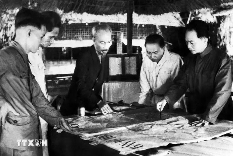 Le Commandement de campagne de Dien Bien Phu : Président Hô Chi Minh (centre), général, commandant en chef Vo Nguyen Giap (droite) et d'autres du commandement de campagne. Photo : archives de la VNA.