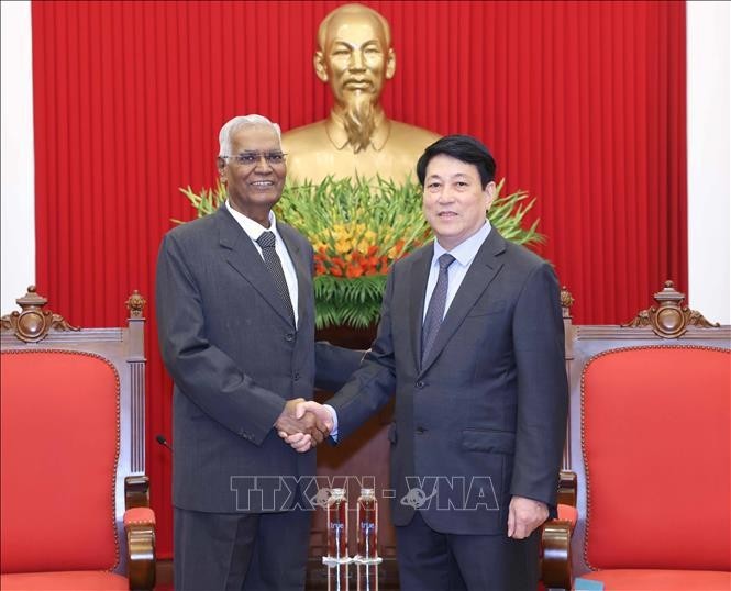 Le permanent du Comité central du Parti communiste du Vietnam, Luong Cuong (droite), reçoit le secrétaire général du PCI, Doraisamy Raja. Photo: VNA