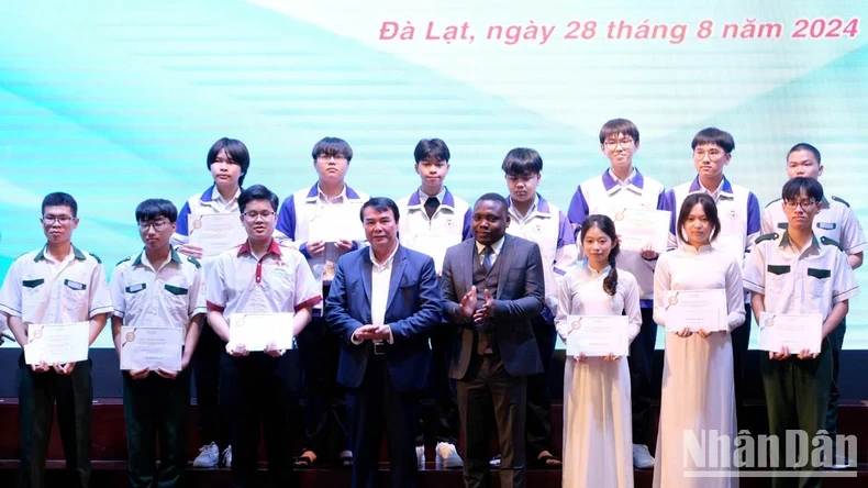 Le vice-président du Comité populaire provincial de Lâm Dông, Pham S, et les représentants du Fonds de bourses d'études Vallet attribuent des bourses à des élèves et étudiants exceptionnels. Photo : nhandan.vn