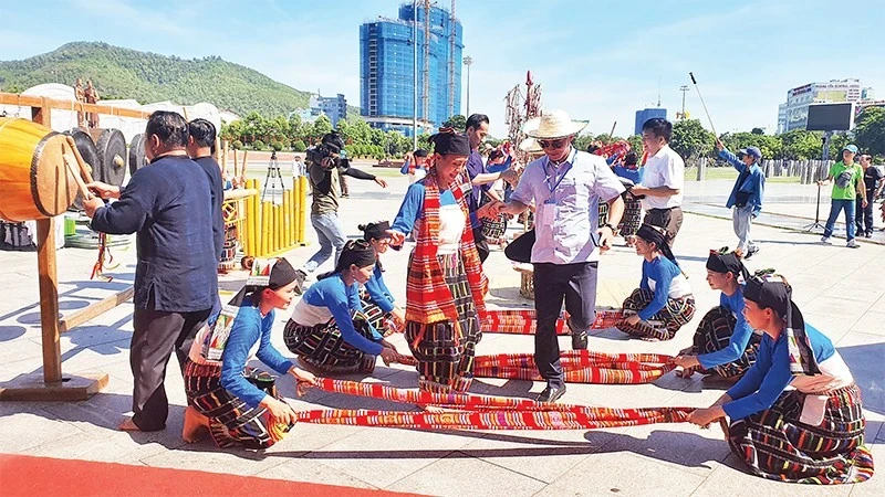 Représentation d'un extrait de la fête Chá Mùn du des Thaï noirs dans la province de Thanh Hoa. Photo : nhandan.vn