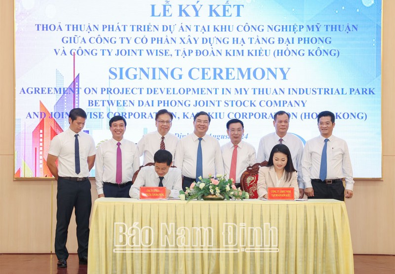  Les dirigeants provinciaux ont assisté à la cérémonie de signature entre la société par actions de construction d’infrastructure Dai Phong et la société Joint Wise du groupe d’aluminium Kim Kiêu, basé à Hong Kong (Chine). Photo: Journal Nam Dinh