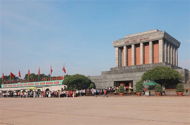 Le Mausolée de Ho Chi Minh accueille plus de 30.500 visiteurs à l'occasion de la Fête nationale. Photo : VNA.