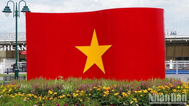 Le grand drapeau a été installé au parc de Bên Bach Dang, dans le 1er arrondissement de Hô Chi Minh-Ville, pour la Fête nationale du 2 septembre 2024. Photo : nhandan.vn 