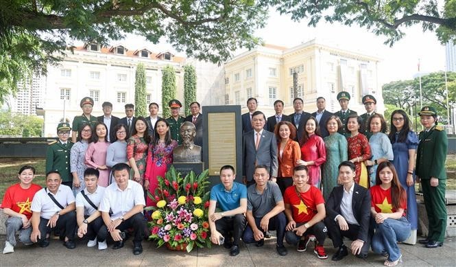 Le personnel de l'ambassade du Vietnam à Singapour et des agences de représentation du Vietnam et les représentants de la communauté vietnamienne à Singapour est venu offrir des fleurs à la statue de l'Oncle Hô au Musée des civilisations asiatiques. Photo : VNA.