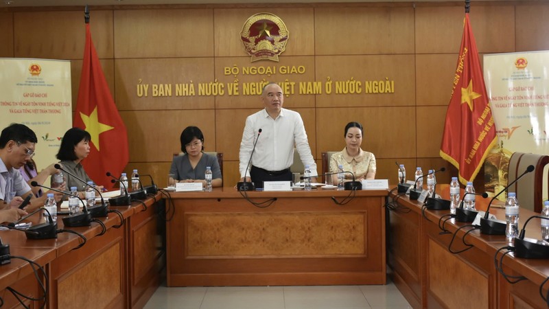 La vue générale de la conférence de presse pour discuter de la Journée de l’hommage à la langue vietnamienne 2024. Photo : thoidai.com.vn