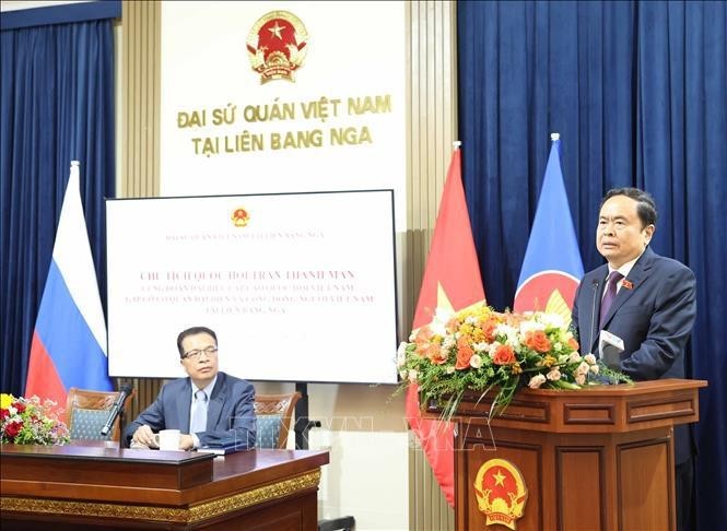 Le Président de l'Assemblée nationale (AN), Tran Thanh Man, lors de la rencontre le 8 septembre, avec le personnel de l'ambassade du Vietnam et des représentants de la communauté vietnamienne en Russie. Photo : VNA.