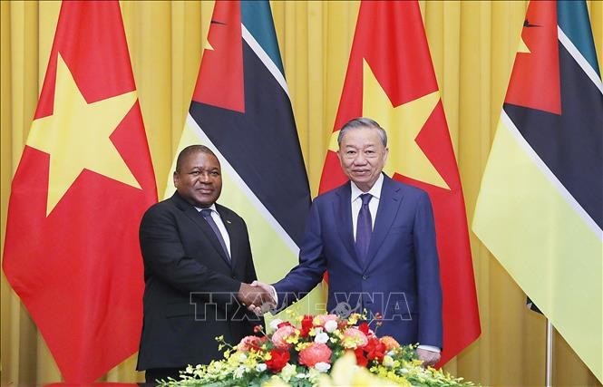 Le Secrétaire général du Parti communiste du Vietnam (PCV) et Président vietnamien, To Lam (droite), et le Président mozambicain, Filipe Jacinto Nyusi. Photo : VNA.