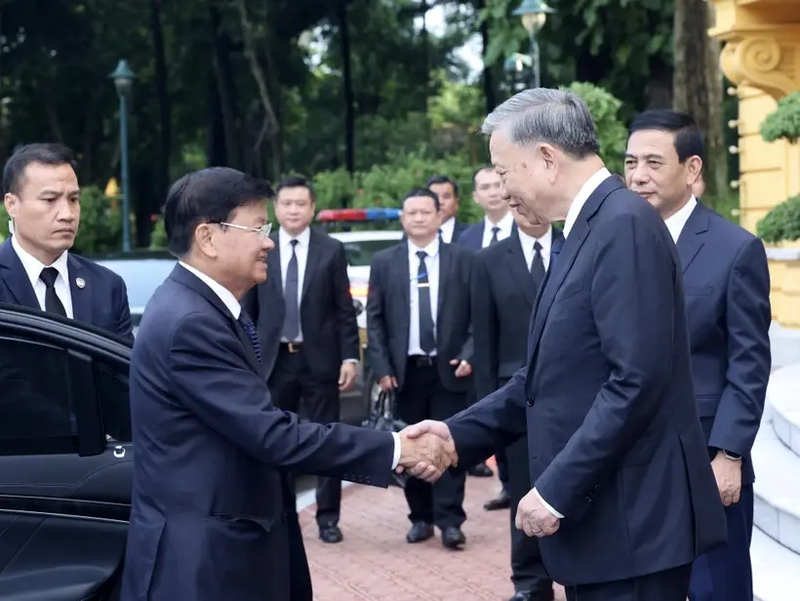 Le Président To Lam (droite) accueille le Secrétaire général et Président du Laos Thongloun Sisoulith à Hanoï, dans l'après-midi du 25 juillet 2024. Photo : VNA.