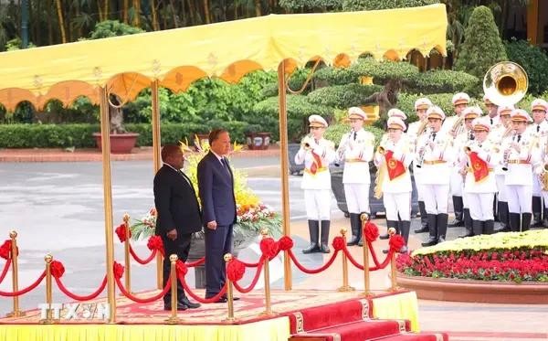 Cérémonie d’accueil officiel du Président du Mozambique, Filipe Jacinto Nyusi, et son épouse. Photo : VNA.