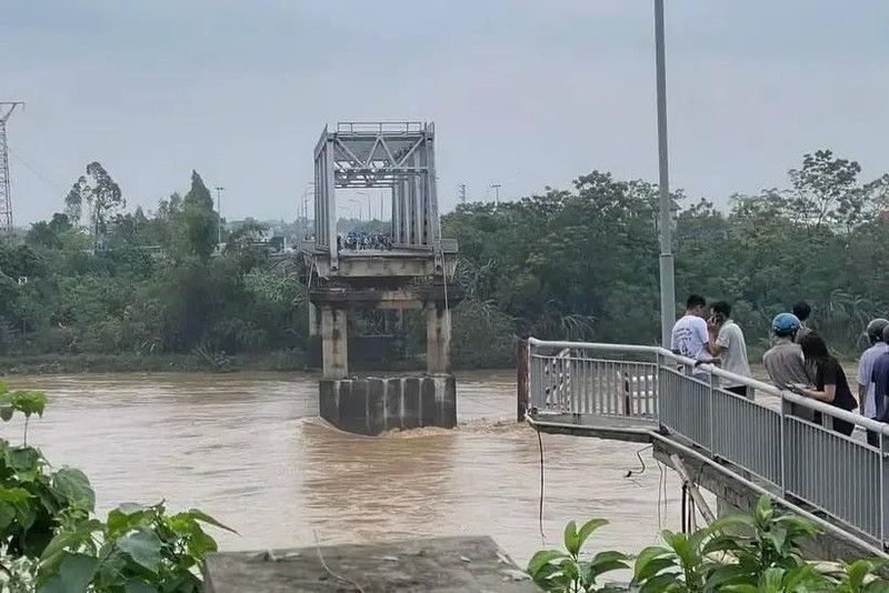 Le pont de Phong Chau dans la province de Phu Tho s'est effondré dans le fleuve Rouge. Photo : VietnamPlus.