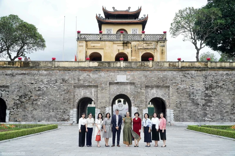 L’assistante du directeur général de l’UNESCO pour les sciences naturelles, Lidia Brito et sa délégation à la citadelle impériale de Thang Long. Photo : baoquocte.vn