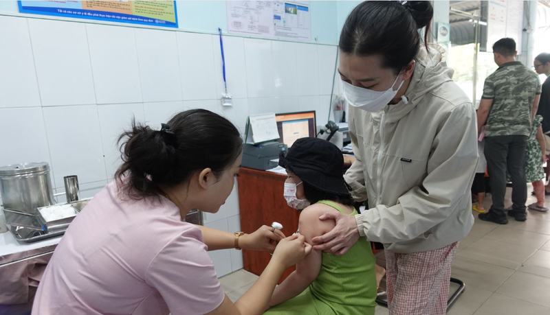 Le Programme élargi de vaccination est considéré comme l’un des programmes de soins de santé publique et de protection les plus efficaces actuellement au Vietnam. Photo : VNA.