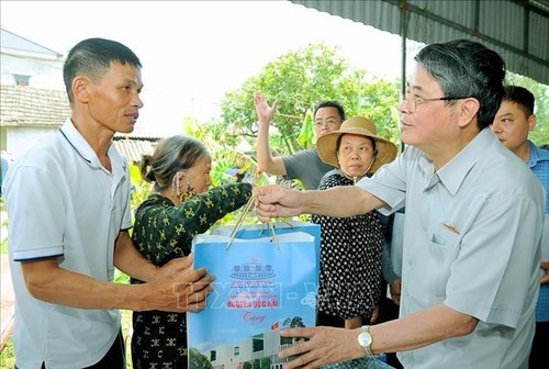 Le Vice-président de l'Assemblée nationale Nguyên Duc Hai (à droite) distribue des cadeaux et exprime son soutien aux agriculteurs du district de Thanh Hà, dans la province de Hai Duong). Photo : VNA.