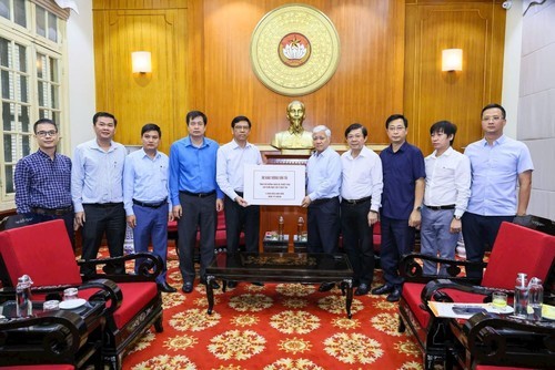 Le Président du Comité central du Front de la Patrie du Vietnam, Dô Van Chiên, reçoit le soutien du ministère des Transports. Photo : Quang Vinh.