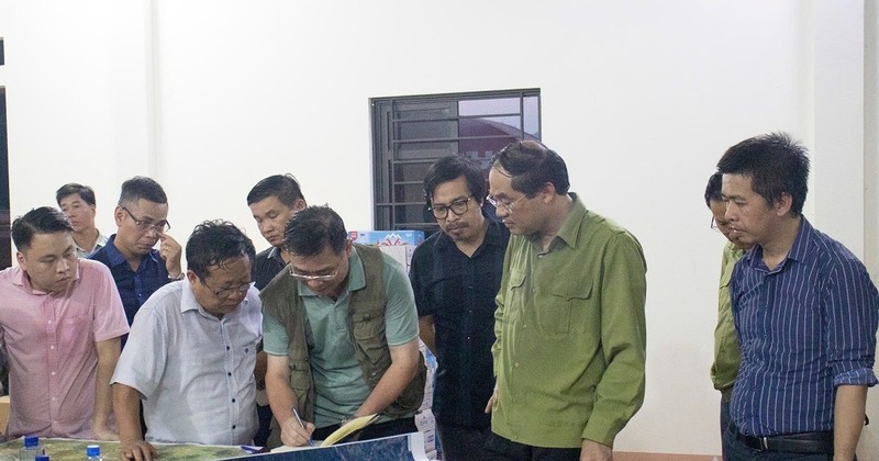 Des dirigeants de Lao Cai et des experts discutent du plan de réinstallation de la population du village Nu. Photo : VNA.