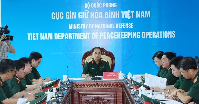 Le chef adjoint de l’état-major général de l’Armée populaire du Vietnam et chef adjoint du comité directeur du ministère de la Défense sur la participation aux opérations de maintien de la paix des Nations Unies, le général de corps d’armée Phung Si Tân préside la séance de travail, à Hanoi, le 16 septembre. Photo : VNA.