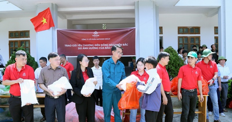 Remise de cadeaux à des habitants touchés par le typhon n°3, dans la commune de Ngoc Chien, district de Muong La, province de Son La. Photo : VNA.