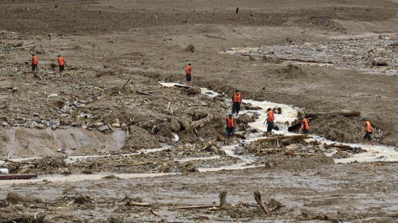 Les sauveteurs recherchent des victimes disparues lors d'un terrible glissement de terrain au village de Nu, district de Bao Yen, Lao Cai. Photo : vtcnews.vn