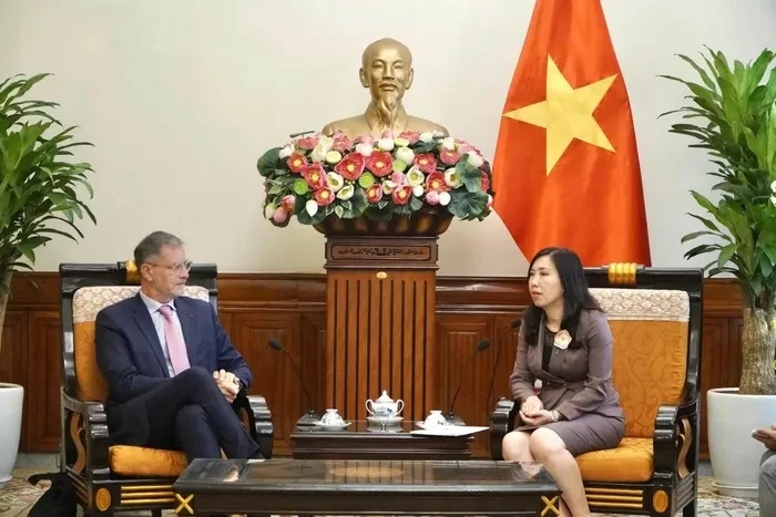 La vice-ministre des Affaires étrangères Lê Thị Thu Hang (à droite) et l'ambassadeur de France au Vietnam, Olivier Brochet (à gauche). Photo : baoquocte.vn