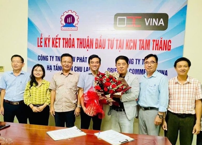 La cérémonie de signature d'un mémorandum d’accord pour un investissement dans la zone industrielle de Tam Thang avec la société sud-coréenne Oriental Commerce Vina. Photo : baodautu.vn