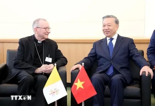 Le Secrétaire général du Parti et Président Tô Lâm (droite) et le Premier ministre du Vatican, Cardinal Pietro Parolin.