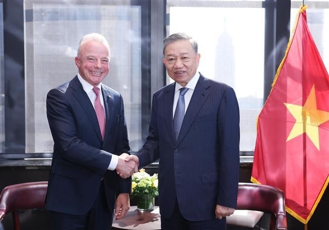 Le Secrétaire général du Parti communiste du Vietnam et Président Tô Lam (droite) et le Président de Boeing International, Brendan Nelson. Photo : VNA.