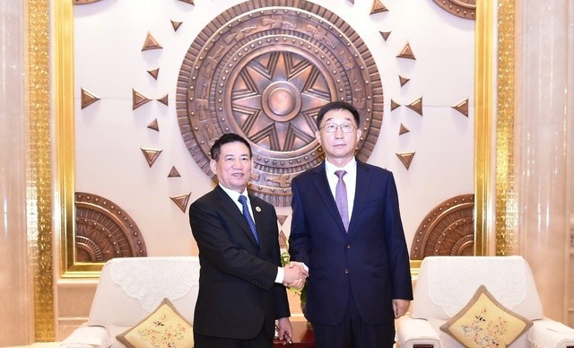 Le vice-Premier ministre vietnamien Ho Duc Phoc (à gauche) et Liu Ning, secrétaire du Comité du Parti communiste chinois (PCC) de la Région autonome Zhuang du Guangxi, président du Comité permanent de l’Assemblée populaire régionale. Photo : baochinhphu.vn