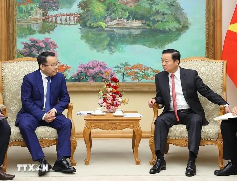 Le vice-Premier ministre Tran Hong Ha (droite) reçoit Gan Jiayue, PDG du groupe chinois Geely Auto, le le 23 septembre à Hanoï. Photo: VNA