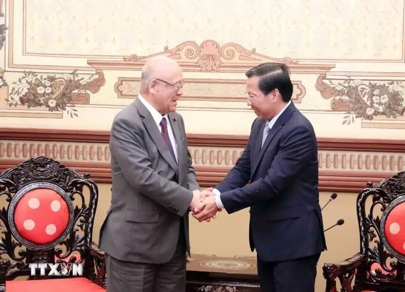 Le président du Comité populaire de Hô Chi Minh-Ville, Phan Van Mai (à droite) et le conseiller spécial de l’Alliance parlementaire d’amitié Japon-Vietnam Tsutomu Takebe. Photo : VNA.