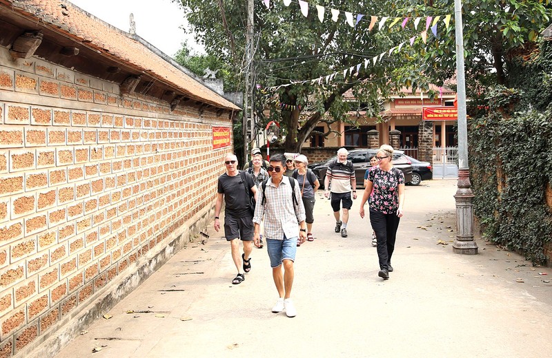 Les visiteurs étrangers au vieux village de Duong Lâm au chef-lieu de Son Tây en banlieue de Hanoi. Photo: hanoimoi.vn