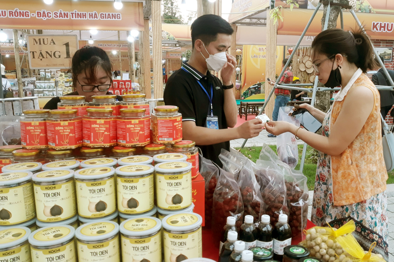 Lors de la foire, les entreprises ont présenté les produits OCOP aux consommateurs de la capitale. Photo : kinhtedothi.vn