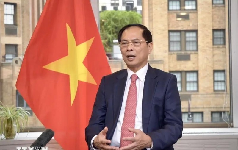 Le vice-Premier ministre et ministre vietnamien des Affaires étrangères Bui Thanh Son lors d’un entretien avec la presse à la veille de la tournée du secrétaire général et président Tô Lâm en Mongolie, en Irlande et en France. Photo : VNA.