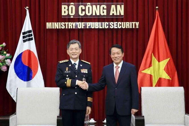 Le ministre de la Sécurité publique Luong Tam Quang (à droite) et le commissaire général de l'Agence nationale de police sud-coréenne (KNPA), Cho Ji-ho.