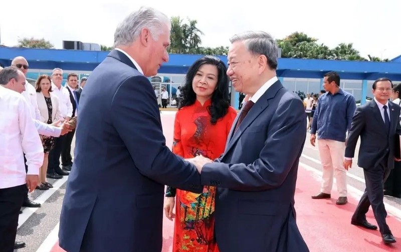 Le premier secrétaire et président Miguel Díaz-Canel Bermúdez fait ses adieux au secrétaire général et président Tô Lâm à l’aéroport international José-Martí, à La Havane, le 27 septembre. Photo : VNA.