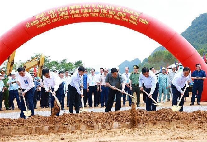 Le Premier ministre Pham Minh Chinh (troisième à partir de la droite) assiste à la cérémonie de mise en chantier du projet d’autoroute Hoa Binh – Môc Châu. Photo : VNA.