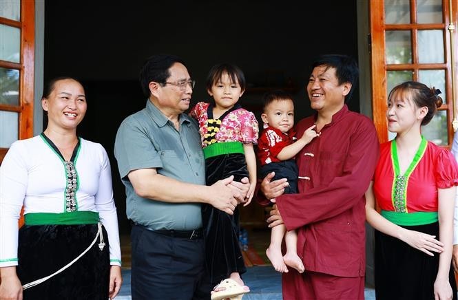 Le Premier ministre Pham Minh Chinh rend visite à une famille dans la province de Hoa Binh. Photo : VNA.