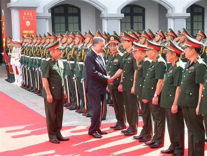 Le Secrétaire général du Parti et Président de la République Tô Lâm avec les responsables du ministère de la Défense et du Département général II. Photo : VNA.