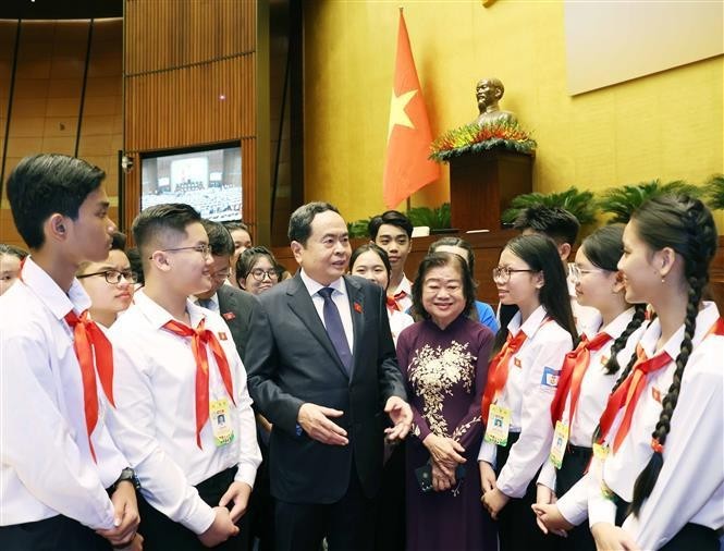 Le Président de l’Assemblée nationale vietnamienne Trân Thanh Mân avec les très jeunes députés d’un jour à la deuxième session simulée de l’Assemblée nationale des enfants. Photo : VNA.